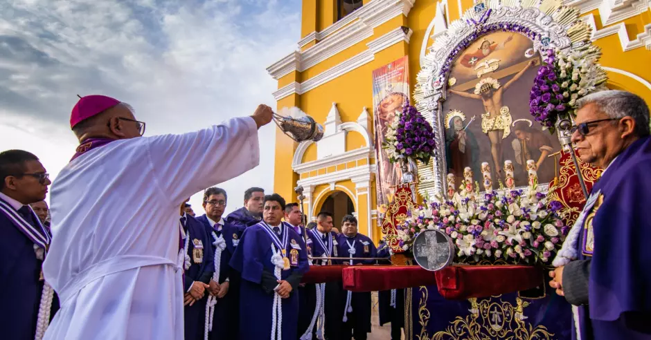 Miles de fieles acompañaron al Señor de los Milagros en el Vía Crucis