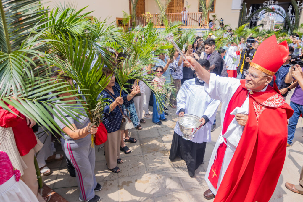 Arzobispo de Trujillo bendice los ramos y preside la Santa Misa