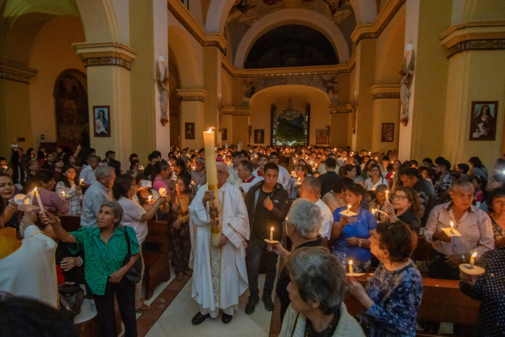 Celebración de la Solemne Vigilia Pascual en la Basílica Catedral de Trujillo