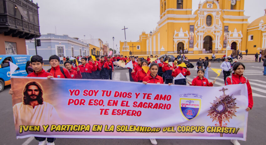 Gran marcha motivadora por Corpus Christi en Trujillo