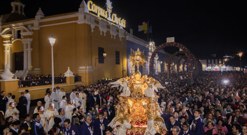Multitudinario homenaje al Corpus Christi en Trujillo