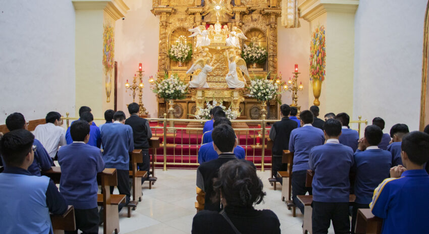 Colegiales peregrinan a la Capilla de Adoración Eucarística en Trujillo